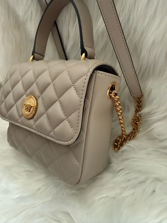 ✨ VERSACE LA MEDUSA ✨ Quilted Top-Handle Bag in Taupe with Gold Medallion - Picture 3 of 10